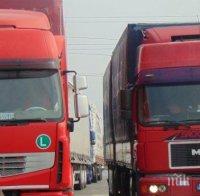 Километрични опашки на границата с Румъния и Турция