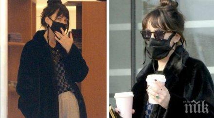 актрисата дакота джонсън показа пръстен вероятно годежен