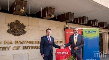 коледни подаръци деца загинали пострадали полицаи пожарникари снимки