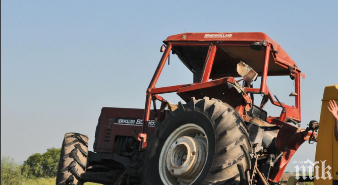 Тракторист се обърна на тъмен път, машината го сгази