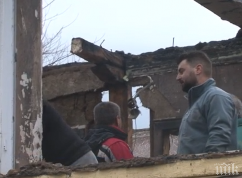 Доброволци помагат на хора с изпепелен в пожар дом