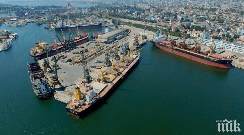 ТРАГЕДИЯ: Двама моряци паднаха зад борда на турски кораб, единият загина