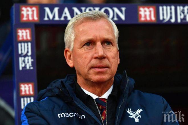 Техническият директор на ЦСКА-София Алън Пардю следи играчи в...

 