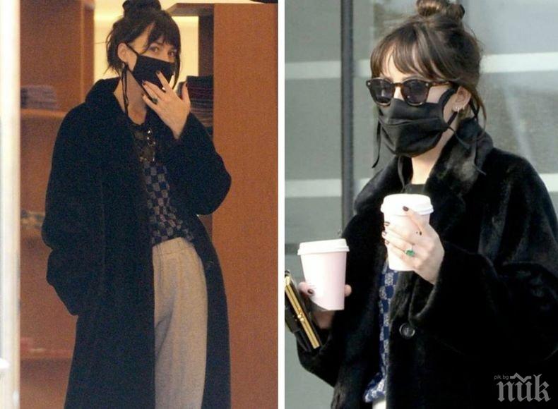 Актрисата Дакота Джонсън показа пръстен, вероятно е годежен