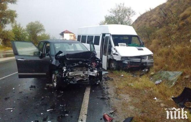 Кола, камион и бус се сблъскаха на „Тракия“, има ранени