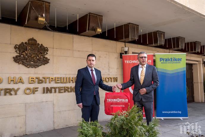 Коледни подаръци за 86 деца на загинали и пострадали полицаи и пожарникари (СНИМКИ)
