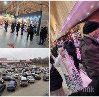 ГОРЕЩО В ПИК: Пълна лудница по магазините - тълпи атакуват на огромни опашки щандовете преди празниците (СНИМКИ)