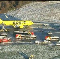 Мощна снежна буря обърка трафика в САЩ, самолет излезе от пистата