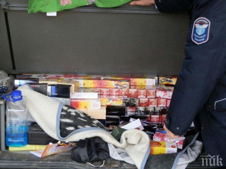 Митничари иззеха 3000 парфюма и спортни дрехи на ГКПП Капитан Андреево