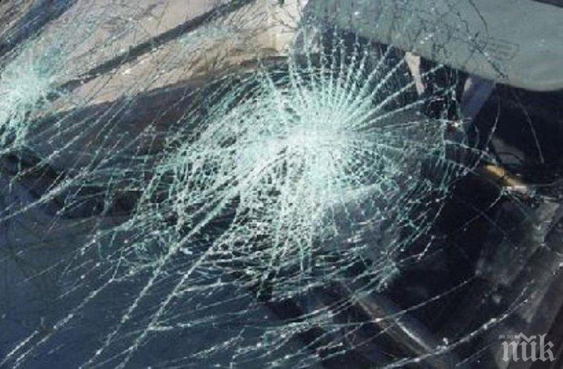 Издирват апаши, претарашили автомобил