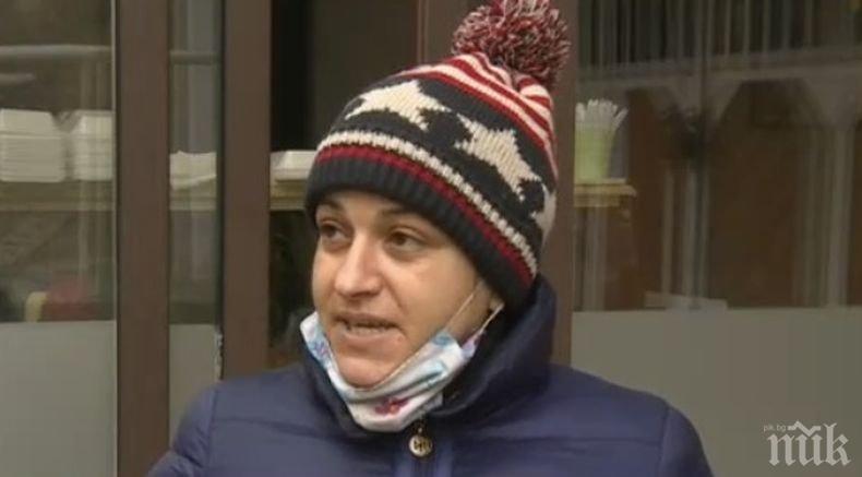 На първа линия! Куклена актриса готви за медиците на първа линия в Благоевград

 