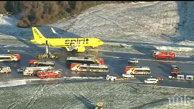 Мощна снежна буря обърка трафика в САЩ, самолет излезе от пистата