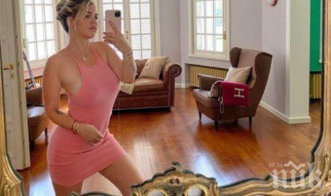 Футболна съпруга се пусна гола и мокра от банята (СНИМКИ)