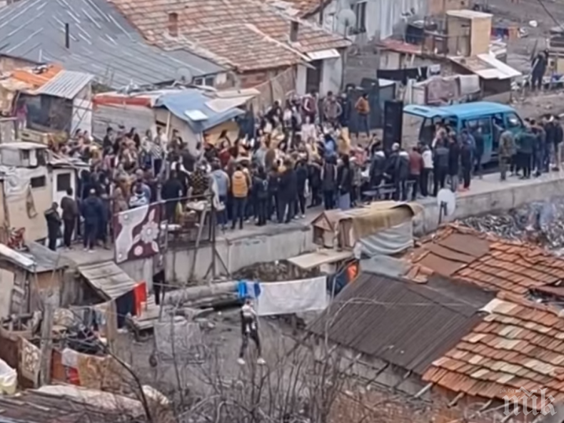 Стотици кършат гюбеци при карантина в гетото на Хасково (ВИДЕО)