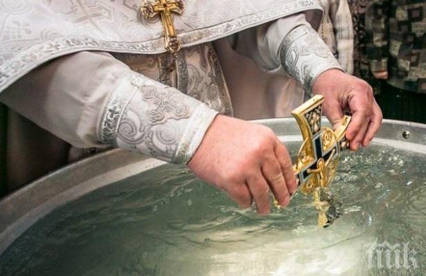 Духовници влизат при болни от COVID-19, ръсят със светена вода