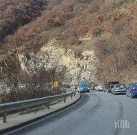 Верижна катастрофа на пътя за Смолян - нанизаха се 6 коли, опашките са километрични