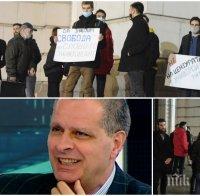 ГОРЕЩО В ПИК! Журналисти и студенти на протест в подкрепа на Михаил Мирчев: Не на цензурата в университетите! (СНИМКИ)