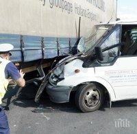 ТРАГЕДИЯ НА ПЪТЯ: Бус се удари в ТИР на АМ „Хемус“, шофьор загина