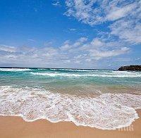 Дъжд и COVID-19 оставиха прочут плаж в Австралия полупразен на Коледа