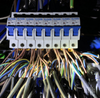 Ченгета спипаха жена да краде ток в Борован