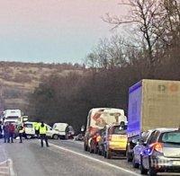 ОТ ПОСЛЕДНИТЕ МИНУТИ: Верижна катастрофа затапи пътя София-Варна - режат колите, за да извадят пострадалите, задръстването е огромно (СНИМКИ/ОБНОВЕНА)