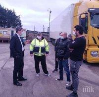 Завеждащият консулската ни служба в Лондон посети блокираните български шофьори в Кент (СНИМКИ)