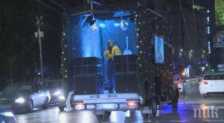 виктория донесе коледно настроение софия нетрадиционен концерт улиците града видео снимки