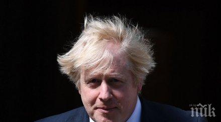 първият министър шотландия пошегува прическата борис джонсън подаря четка коса