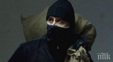 маскирани обраха къща кюстендил собственикът изскочил банята ранили нож