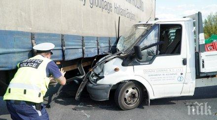 трагедия пътя бус удари тир хемус шофьор загина