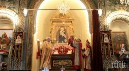 полунощ католиците света започват честват петльова меса