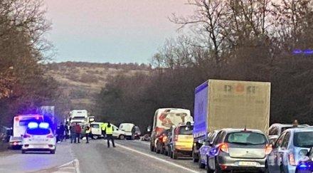 последните минути верижна катастрофа затапи пътя софия варна режат колите извадят пострадалите задръстването огромно снимки обновена