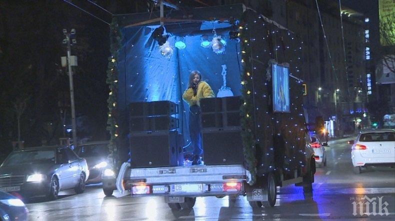 Виктория донесе коледно настроение в София с нетрадиционен концерт из улиците на града (ВИДЕО/СНИМКИ)