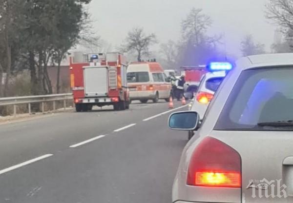 ТЕЖКО МЕЛЕ: Три коли и бус се нанизаха на пътя Пловдив-Пазарджик - има ранени и много смачкани ламарини (СНИМКИ)
