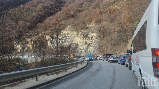 Верижна катастрофа на пътя за Смолян - нанизаха се 6 коли, опашките са километрични