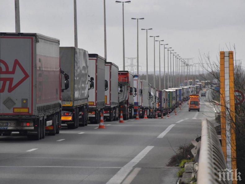 ХАОС НА ОСТРОВА: Близо 350 български шофьори са блокирани на границите във Великобритания след затварянето
