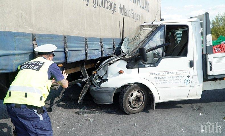 ТРАГЕДИЯ НА ПЪТЯ: Бус се удари в ТИР на АМ „Хемус“, шофьор загина
