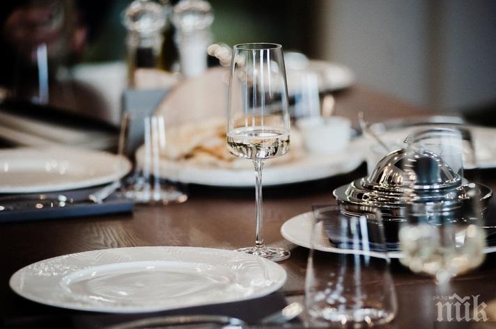 ГОРЕЩ СПОР: Стикер ни показва кръчмата с ваксинирани гарсони, от бранша скочиха с бутонките на идеята