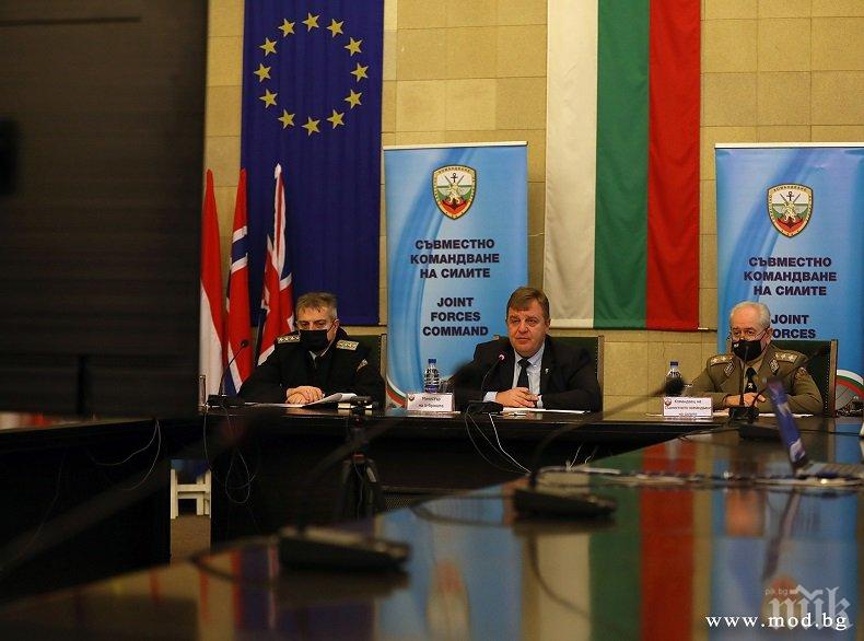 Красимир Каракачанов и адмирал Емил Ефтимов поздравиха за празниците военнослужещите зад граница (СНИМКИ)