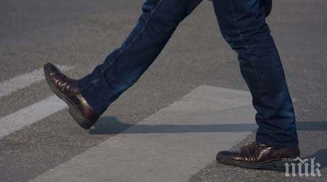 Пресичащ вдигна чистачката на спряла на червено кола, шофьорът й полудя, тръгна да отмъщава