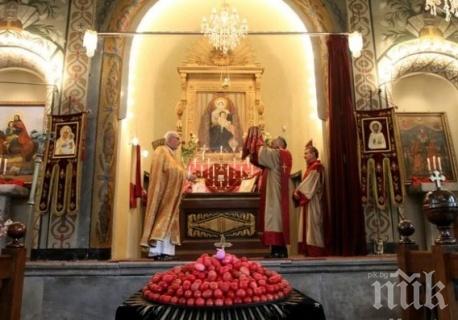 В полунощ католиците по света започват да честват Петльова меса 