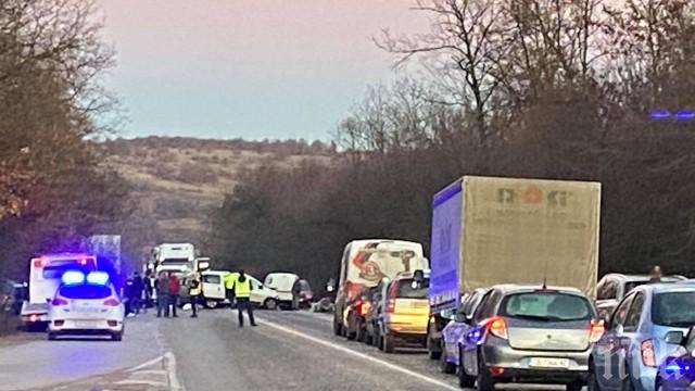 ОТ ПОСЛЕДНИТЕ МИНУТИ: Верижна катастрофа затапи пътя София-Варна - режат колите, за да извадят пострадалите, задръстването е огромно (СНИМКИ/ОБНОВЕНА)