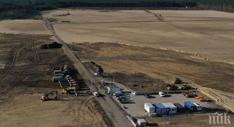 Змии и пяcъчни гyщepи зacтpaшaвaт cтpoeжa нa „Тесла” фaбpиĸaтa в Гepмaния