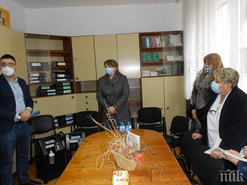 Два кислородни апарата дариха на болницата в Добрич Деница Сачева и депутатът Даниела Димитрова (СНИМКИ)