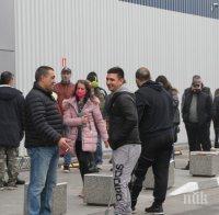 ЛУДА РАБОТА: Гигантски опашки пред магазините в Пловдив, народът се юрна на лов за промоции