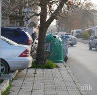 Казани за боклук запушиха тротоара пред общинския инспекторат в Пловдив