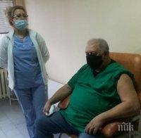 Братът на починал от COVID-19 лекар от Пловдив се ваксинира първи срещу коварната зараза в Хасковско