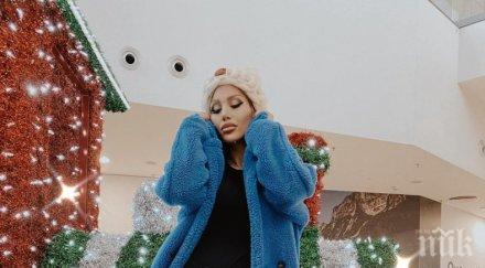 малката джулка вдига наздравици носия снимка