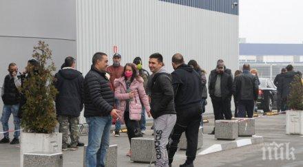 луда работа гигантски опашки магазините пловдив народът юрна лов промоции