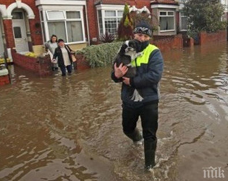 Oпасно време и евакуации във Великобритания